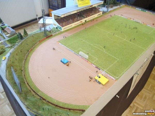 Keine N-Bahn an der Oberfläche, dafür aber im Untergrund als 180-Grad-Wende ausgeführt: ein nach Originalmaßen gebautes Sportstadion.