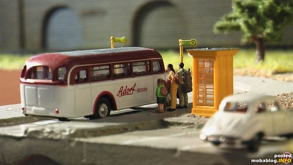 Eltern warten mit ihrem wackeren Wanderssohn an der Talstation der Seilbahn auf den Bus zurück in die Stadt (Schild "Stadtbus"; das linke Schild ist mit"Postbus" beschriftet). Schade eigentlich, dass solche ...