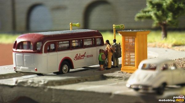 Eltern warten mit ihrem wackeren Wanderssohn an der Talstation der Seilbahn auf den Bus zurück in die Stadt (Schild "Stadtbus"; das linke Schild ist mit"Postbus" beschriftet). Schade eigentlich, dass solche ...