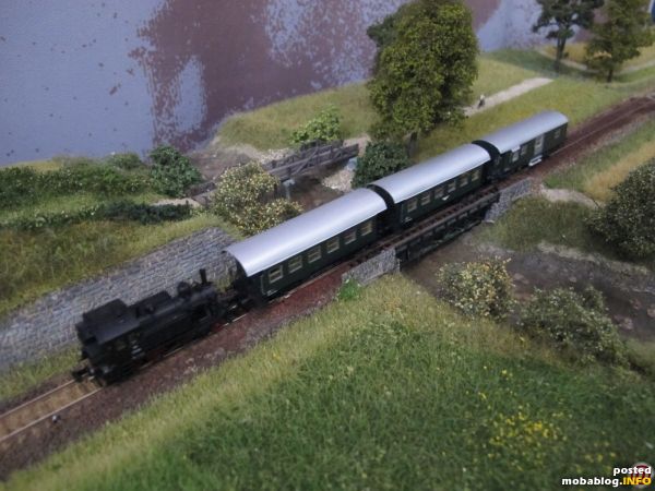 In der Gegenrichtung kommt in gemächlicher Fahrt ein kurzer Personenzug mit der ÖBB Reihe 770 des Weges