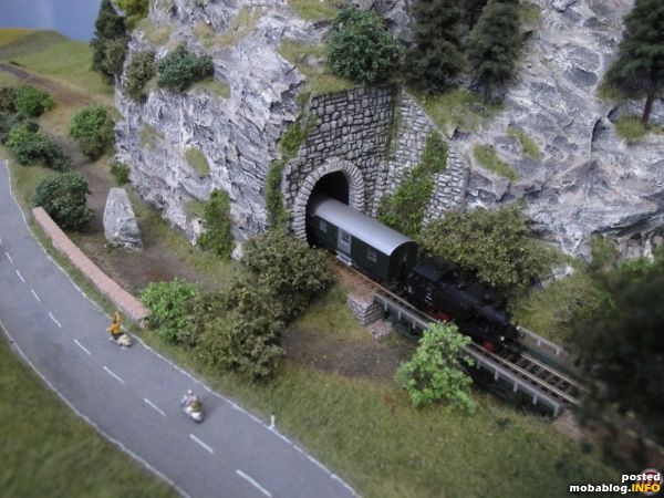 Die Rückleistung des Personenzuges wird in wenigen Minuten den Endbahnhof Türnitz erreichen, davor wird noch ein kurzer Tunnel und eine Brücke passiert
