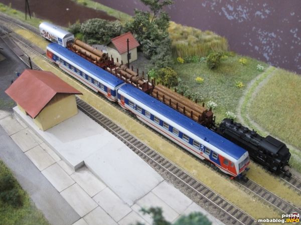 Am anderen Ende der Modulstrecke befindet sich der Bahnhof von Großkrut-Althöflein: Dampf- und Dieseltraktion warten auf die Abfahrt