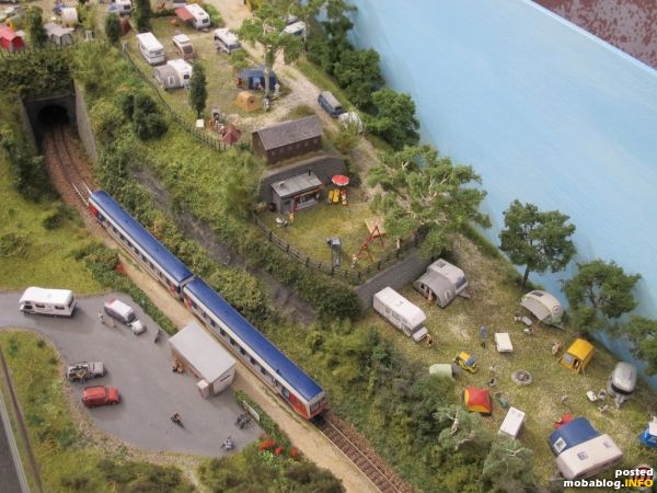 Wieder mit dabei ist unser Modul "Campingplatz Waldesruh" mit zahlreichen Eigenbaumodellen (Zelte, Wohnwagen, Wohnmobile, Anhänger usw.) - der Dieseltriebwagen der ÖBB Reihe 5147 hält in der gleichnamigen Haltestelle