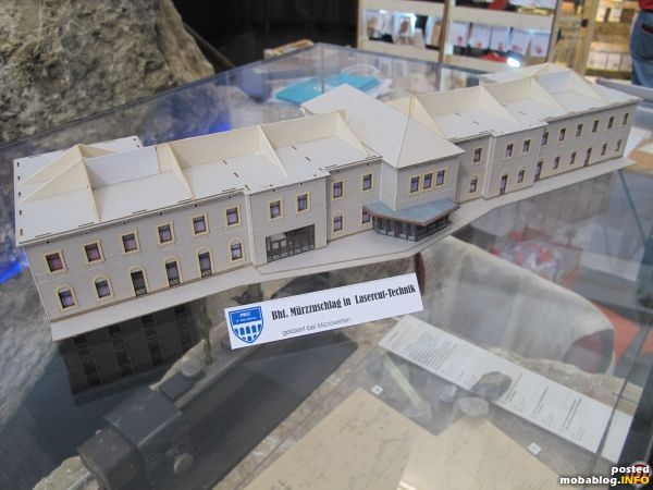 Auf Wunsch des Südbahnmuseums wurde auch das in Bau befindliche Lasercut-Modell des Bahnhofsgebäudes von Mürzzuschlag mitgebracht und ausgestellt - nach seiner Fertigstellung gelangt es auf der stationären Clubanlage in Wien-Meidling ...