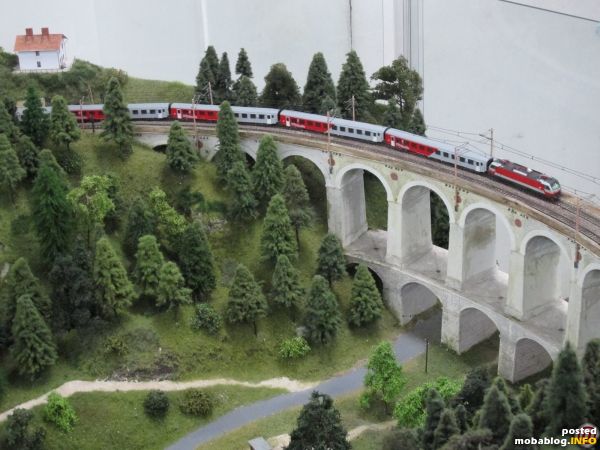An der "Kalten Rinne", dem wohl berühmtesten Streckenabschnitt der Semmering Nordrampe rollt die ÖBB 1014 mit einer CS-Garnitur talwärts