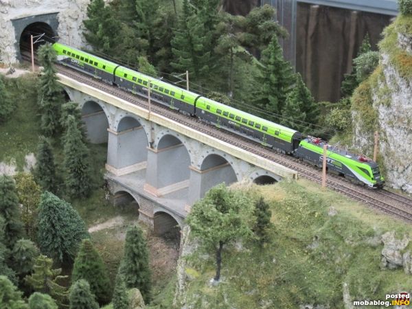 Beim Vorbild nicht am Semmering im Einsatz, im Modell jedoch ein sehr netter Hingucker: eine CAT-Garnitur an der Krauselklause