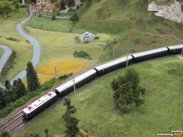Eine Epoche III-Garnitur mit ÖBB 1041 und grünen Eilzugwagen verlässt den Adlitzgraben