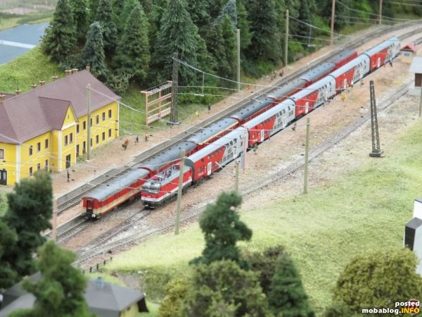 Zugbegegnung im Bahnhof Breitenstein: beim Vorbild enden die Doppelstockzüge in Payerbach-Reichenau, hier im Modell dürfen sie auch die Bergstrecke befahren