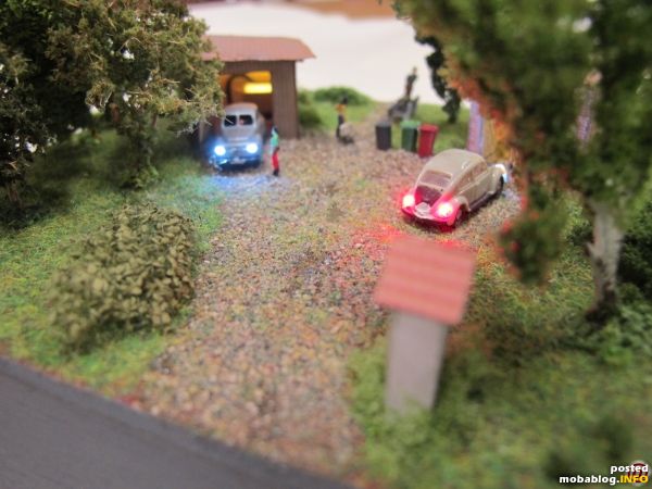 Die Garagen bzw. Werkstätten sind genauso wie auch die PKWs und der Bildstock mit LEDs beleuchtet
