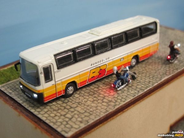 Ein weiteres kleines Präsentationsdiorama zeigt einen beleuchteten Mercedes Bundesbus sowie zwei Easy Rider