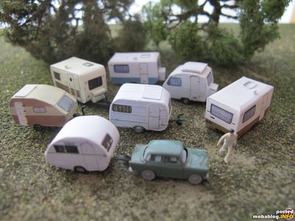 Zum Abschluss noch ein "Gruppenbild" mit typischen Wohnwagen aus der Zeit der ehemaligen DDR, welche sich heute bei Sammlern wieder großer Beliebtheit erfreuen - egal ob im Modell oder Original