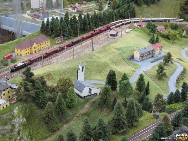 Im Bahnhof Breitenstein finden immer wieder Zugkreuzungen und Überholungen statt - hier ist eine 1020 mit einem langen Ganzzug auf Bergfahrt