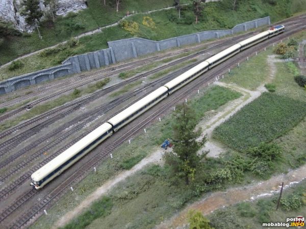 Wie in alten Zeiten: ein Triebwagenzug Reihe 4010 hier in der Version als "Transalpin" verlässt Mürzzuschlag
