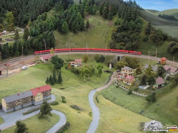 Zum Abschluss noch ein Panorama über die langgestreckte Kurve bei Breitenstein: der 4010er rollt talwärts in Richtung Weinzettelwand