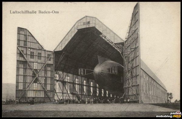 Hier unsere Vision auf einer zeitgenössischen Postkarte, wie es einmal aussehen soll. Die Luftschiffhalle Baden-Oos mit einem Zeppelin. Diese Halle wurde 1910 erbaut und war 160 m lang. Somit war ...