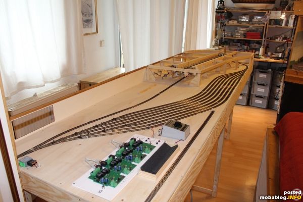 Hier das zu überbauende Wendemodul. Schön zu erkennen auch die Härten des Modellbaues in einer Einraumwohnung. Rechts das Bett, hinten die Werkbank, hinten rechts eine Ecke meine Heimanlage. Das ...