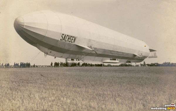 Das Luftschiff Sachsen auf einer zeitgenössischen Postkarte. Die Zeppeline jener Zeit besassen eine vordere und hintere aussen hängende Motorgondel. Insgesamt 3 Motoren je 180 PS verliehen dem Zeppelin eine Geschwindigkeit ...