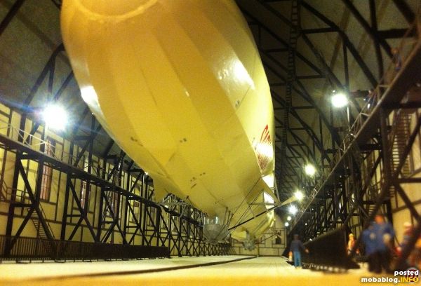 Der fertige Zeppelin in seiner Halle,