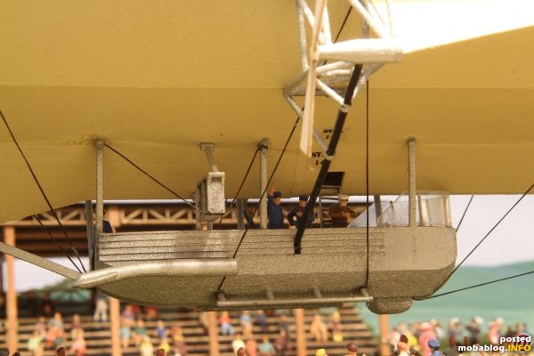 Vordere Motorgondel. Wer findet den Grafen Zeppelin? :)