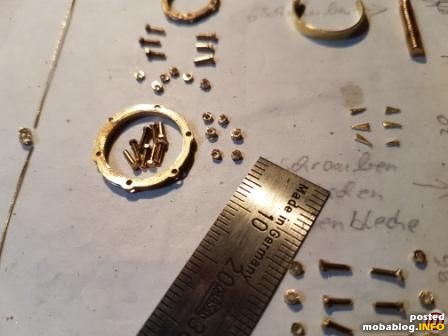 Das ist mal ein Detailfoto. Die Schrauben und Muttern sind nur Andeutungen, aber mit 6-Kant-Kopf SW 1,6mm. Nicht ganz maßstäblich, darauf verzichten wollte ich aber nicht.