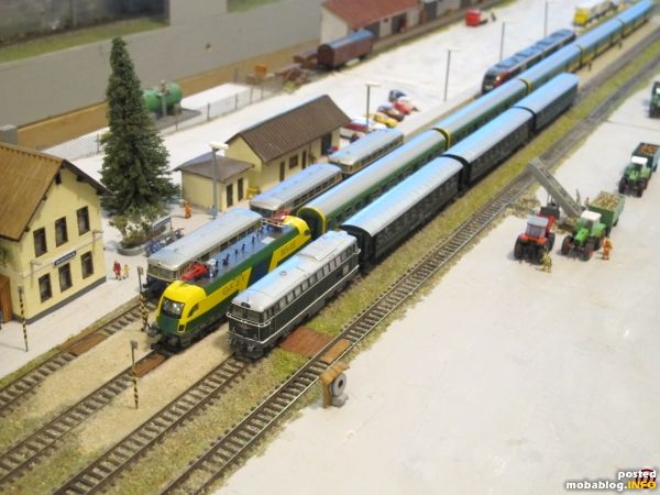 Der Bahnhof Deutschkreutz als betriebliches Zentrum an der Hauptbahn, der Personenzug im Vordergrund wird aus Eigenbau/Kleinserien-Wagen der ÖBB Type N28 gebildet.