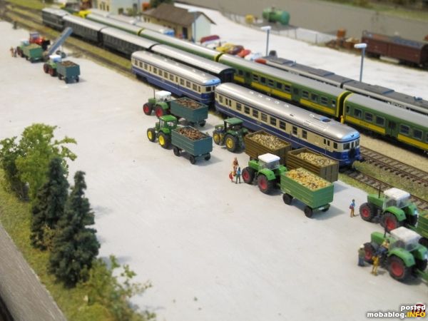 Viel Betrieb herrscht auch am Freiladegkeis, ein VT 5046 mit Steuerwagen (Eigenbau/Kleinserie) im Hintergrund.