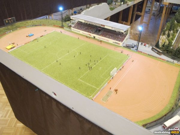 Neu mit LED-Flutlichtbeleuchtung ausgestattet wurde der große Fußballplatz unter dem sich eine 180-Grad-Kurve der Modulstrecke verbirgt.