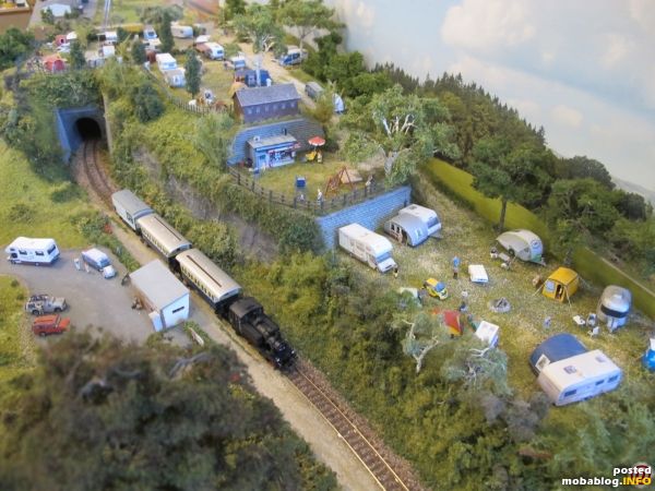 Das Modul "Campingplatz Waldesruh" ist eine Dauerleihgabe von Phils Miniaturwelt und veranschaulicht die vielfältigen Einsatzmöglichkeiten der Campermodelle in Papierbauweise. Auch hier wurde eine neue Fotokulisse von Atelier Dietrich aufgezogen.