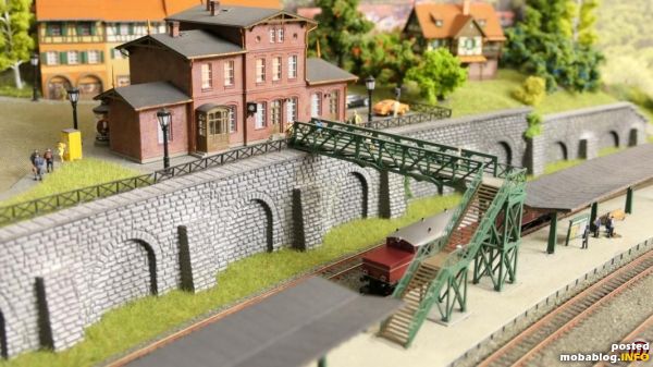 Empfangsgebäude in Turmlage mit dazugehörender Fußgängerbrücke