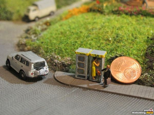 Der Vergleich mit der 1-Centmünze zeigt die Dimensionen in Spur N: es ist eine "Extrembastelei", die lasergeschnittenen Scheiben sind einzeln eingesetzt und verklebt, innen ist das Münztelefon nachgebildet