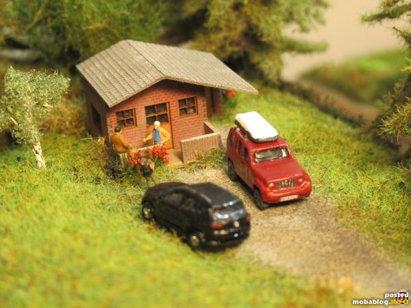 In einer Ecke des Moduls gibt es dieses kleine Wochenendhäuschen, bei dem sich bereits reger Besuch eingestellt hat