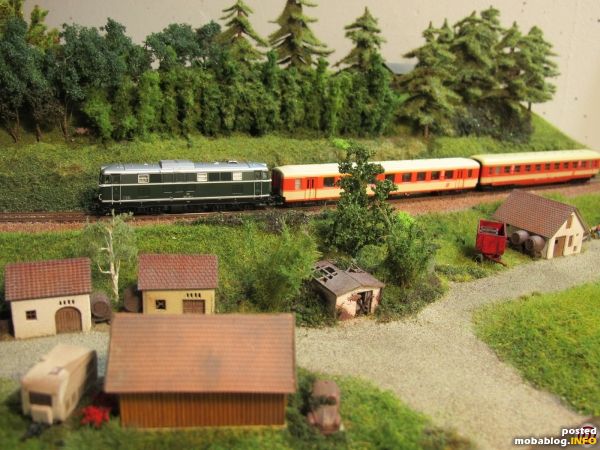 Zum Abschluss noch ein bisschen Eisenbahn, die fährt ja auch durch diese Gegend - das Modul wurde im Hintergrund auch etwas "aufgeforstet", wobei erstmalig Eigenbaubäume nach der "Sisalvlies-Methode" (und mit ...