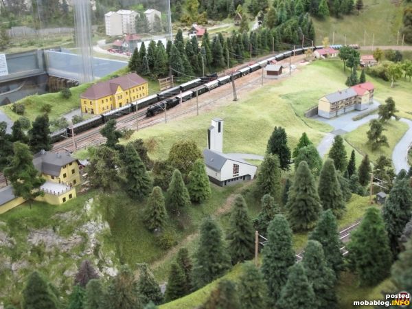Eine Zugkreuzung im Bahnhof Breitenstein: es begegnen sich ein talwärts fahrender Schnellzug sowie ein bergwärts fahrender Personenzug.