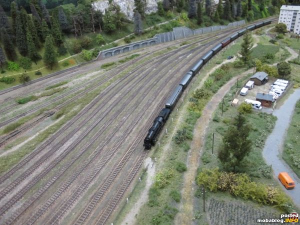 Die Gütergleise von Mürzzuschlag mit einem aus Richtung Semmering einfahrenden schweren Schnellzug.