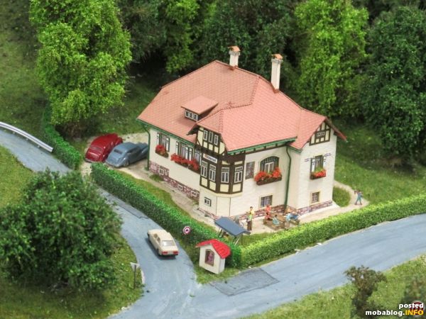 Absolutes Schmuckstück ist die nach Originalplänen und Fotos im Lasercut-Verfahren hergestellte Villa Waldheimat - sie wurde während der Bauphase bereits an dieser Stelle vorgestellt. Seit dem Sommer ist das prächtige ...