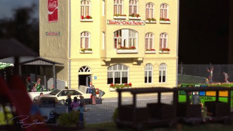 In der Abendsonne kommen die neuen Hotelgäste, die grade mit dem Taxi gebracht werden.
