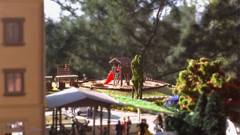 Der Rutschenturm auf dem Spielplatz wird von der Abendsonne angestrahlt.