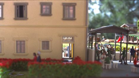 Bei offenen Türen können die neu ankommenden Gäste aus dem Garten des Hotels gesehen werden. Im Biergarten findet ein Tanznachmittag statt.