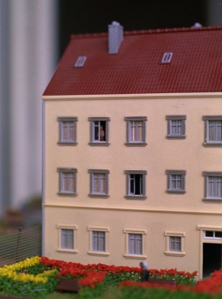 Die weitere Rückfront des Hotels ist unspektakulär. Einige Zimmer haben geöffnete Fenster.