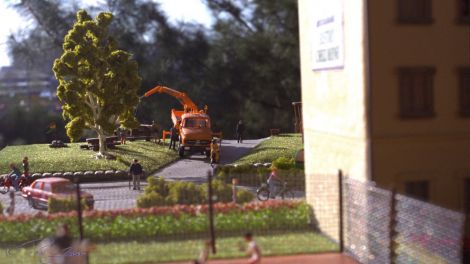 Über den Tennisplatz geht der Blick bis in den Park in dem die Stadtverwaltung grade ihren LKW entlädt.