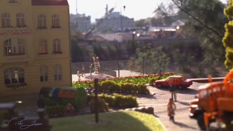 Vom Park aus kann dem Spiel auf dem Tennisplatz zugeschaut werden.