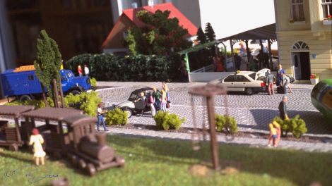 Die Eltern auf dem Spielplatz können das Treiben auf der Straße verfolgen.