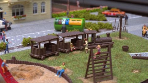 Die Kinder nutzen die Geräte auf dem Spielplatz intensiv.