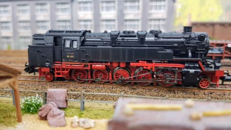 Auch der 85er traute ich nicht so recht. Aber die Auflage im Schwarzwald-Set hat Faulhabermotor und brünierte Radreifen - somit freut sich mein Betriebsdienst über ein recht ansehnliches Modell. Nur ...