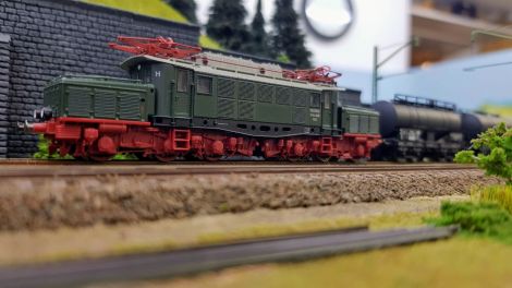Einer meier Schulfreunde hatte eine E94 in TT, ein Modell, welches ich damals auch gern gehabt hätte. Nun hat das schöne Fleischmann-Modell in N zu mir gefunden.