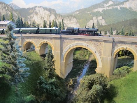 Semmeringabwärts rollt dieser Personenzug mit Reihe 52 am Höllgrabenviadukt