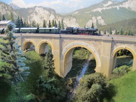 Semmeringabwärts rollt dieser Personenzug mit Reihe 52 am Höllgrabenviadukt