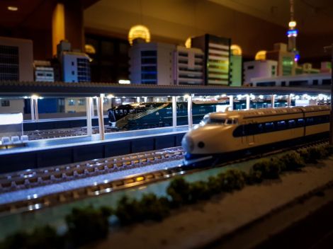 Großer Bahnhof (in Bau) mit Fahrzeugen v.h.n.v.: Luxus-Triebzug E001 "Shiki-Shima", Luxus-Triebzug Serie 87 "Twilight Express Mizukaze" und Shinkansen Serie 0