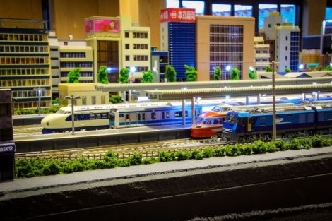 Linke Ausfahrgruppe Große Bahnhof mit Fahrzeugen v.h.n.v.: Shinkansen Serie 0, E-Triebzug Serie E233-1000 "Keihin-Tohoku-Line, Romance Car Series 7000 LSE (Odakyu Electric Railway) und Elektro-Lok EH200 (JRF)