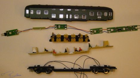In der Vorbereitungsphase habe ich die Wagen nicht nur auseinander genommen sondern auch farblich die Fußböden bearbeitet und Fahrgäste eingeladen. Die LED-Platten wurden mit ausreichend langer Litze verbunden, um später ...